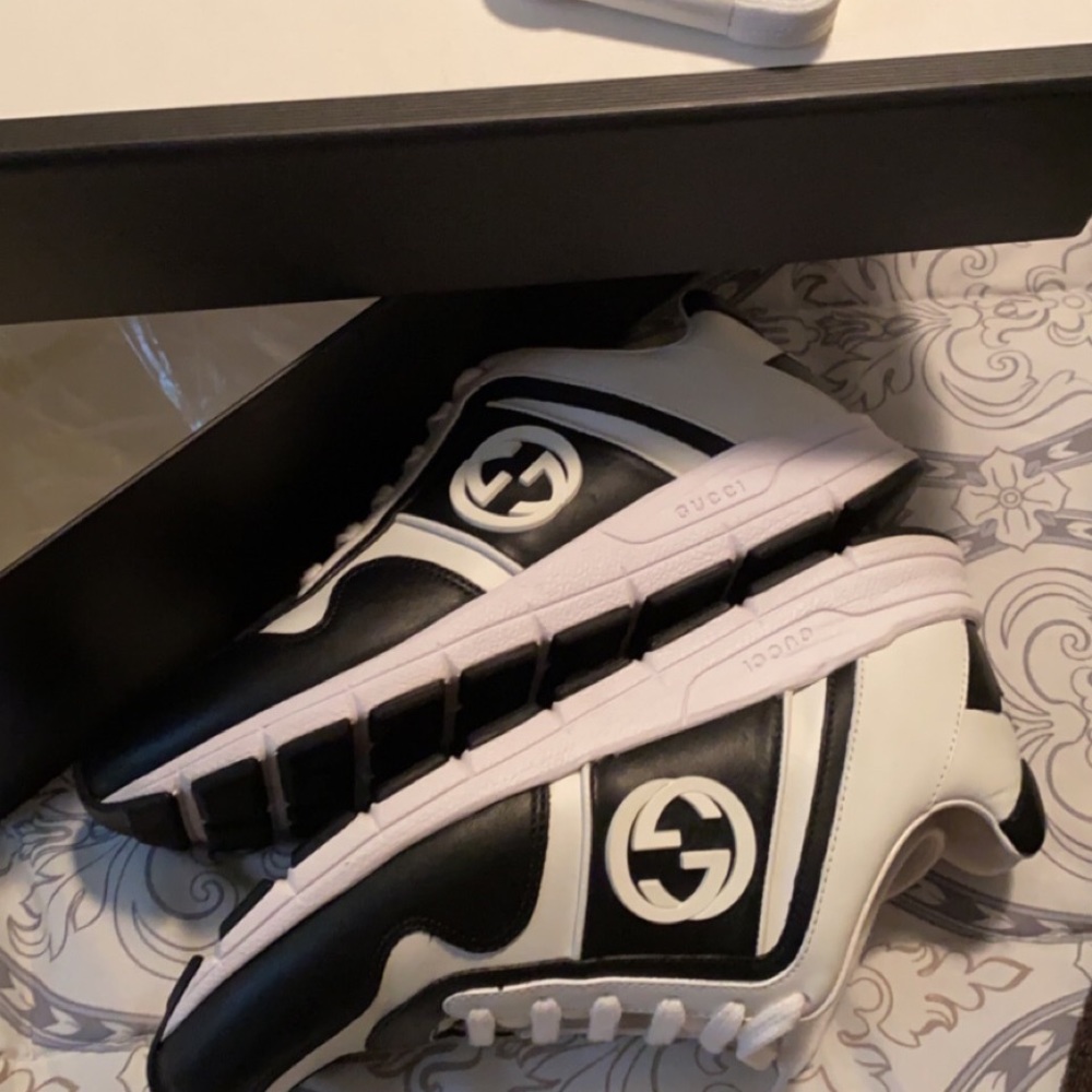 Authentic Gucci Miro sneakers black & white